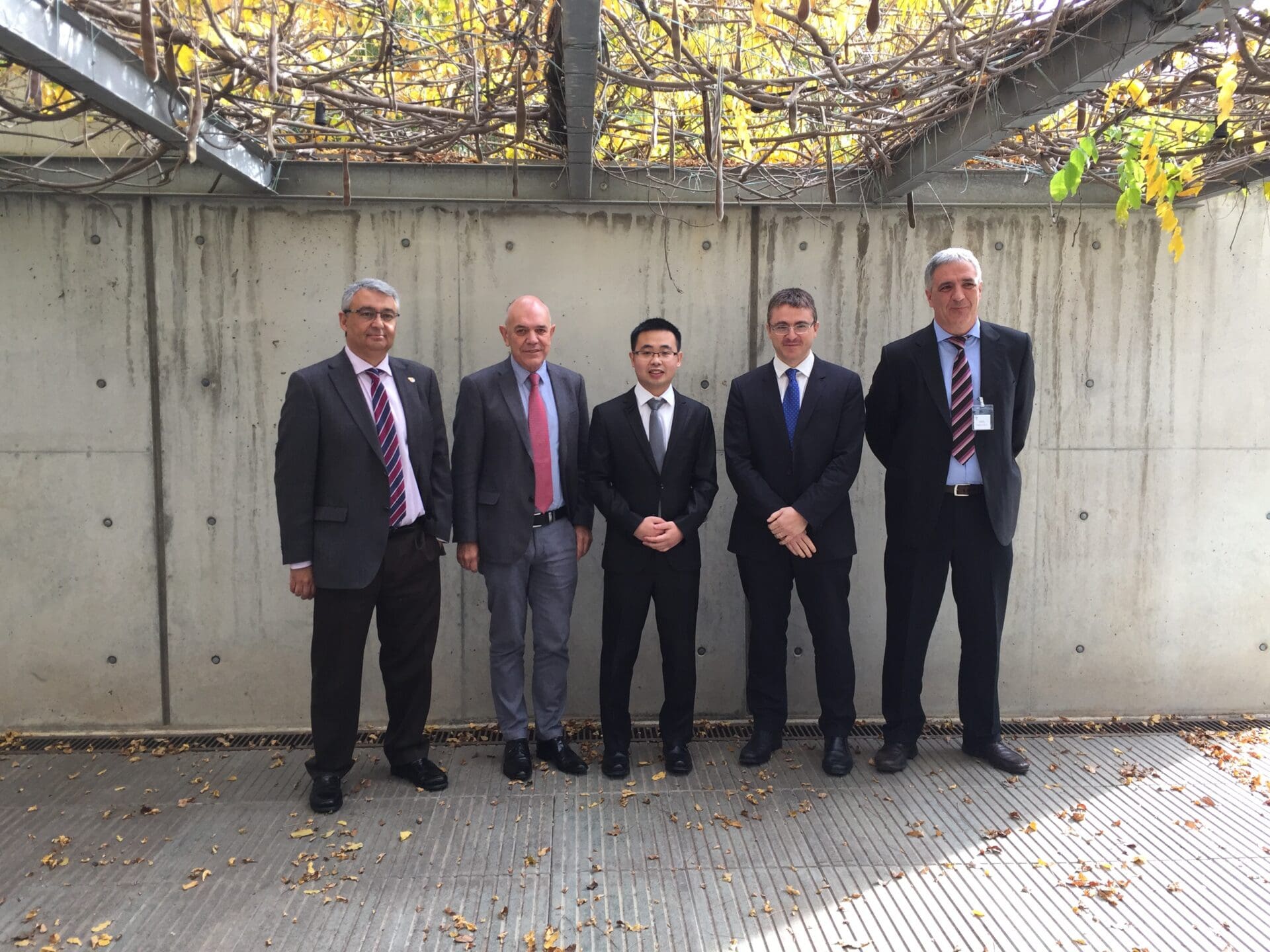 Dr. Xiang with the members of the evaluation committee and his supervisor, Prof. Antonio M. Echavarren