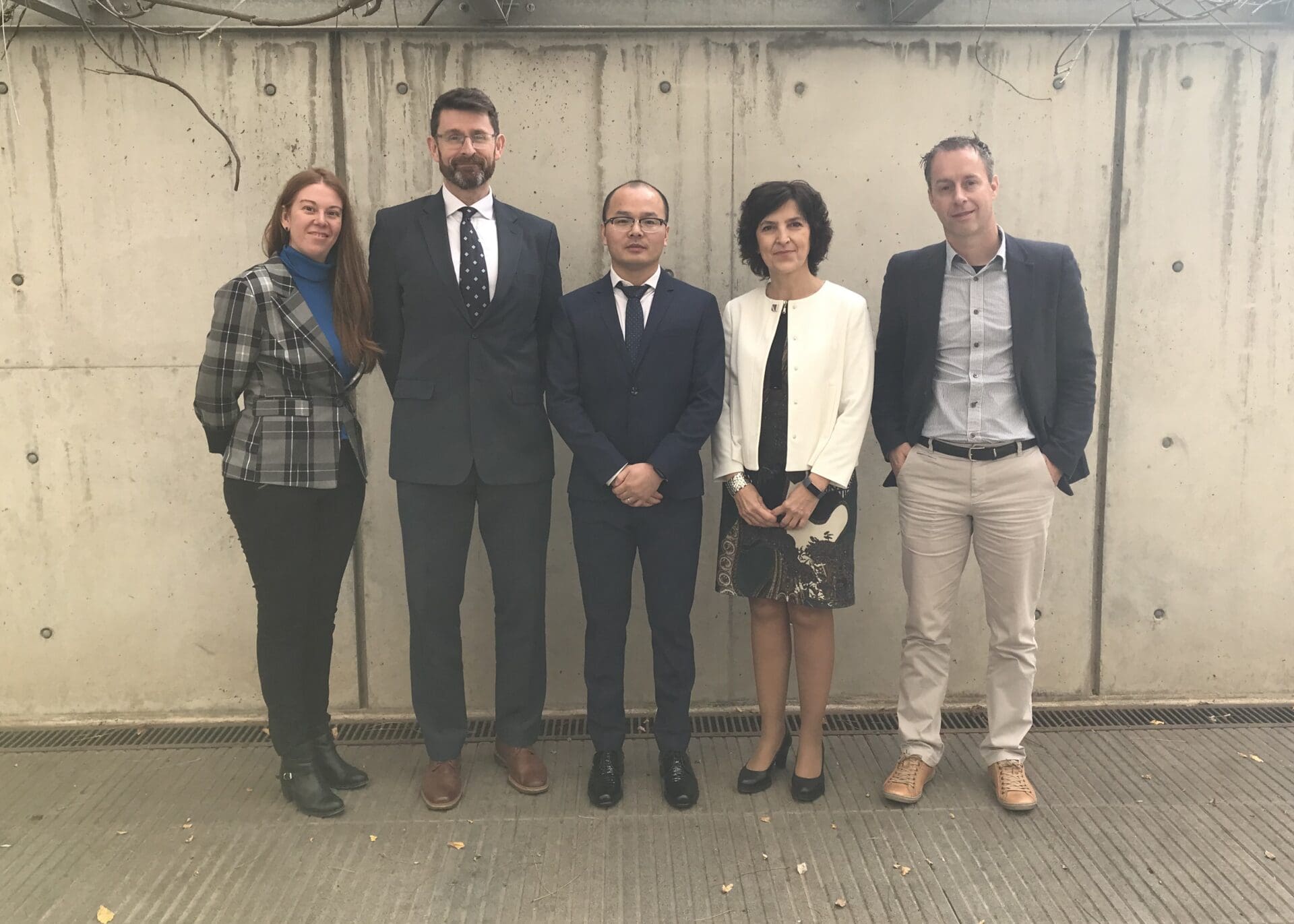 Dr. Cai with the members of the evaluation committee and his thesis supervisor