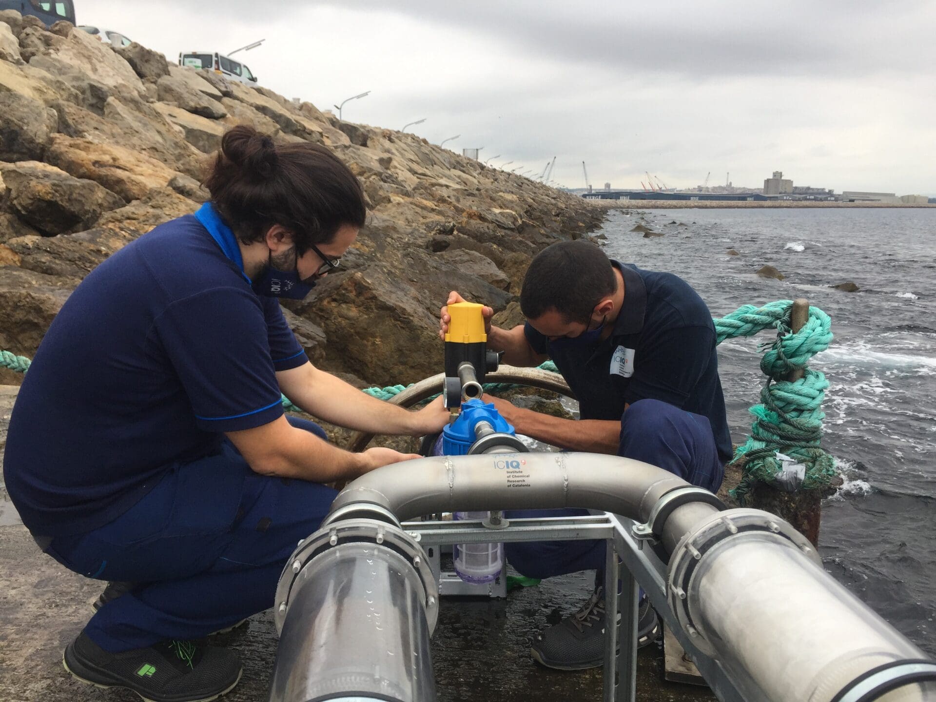 León and Terrado assembling the device at the Port of Tarragona