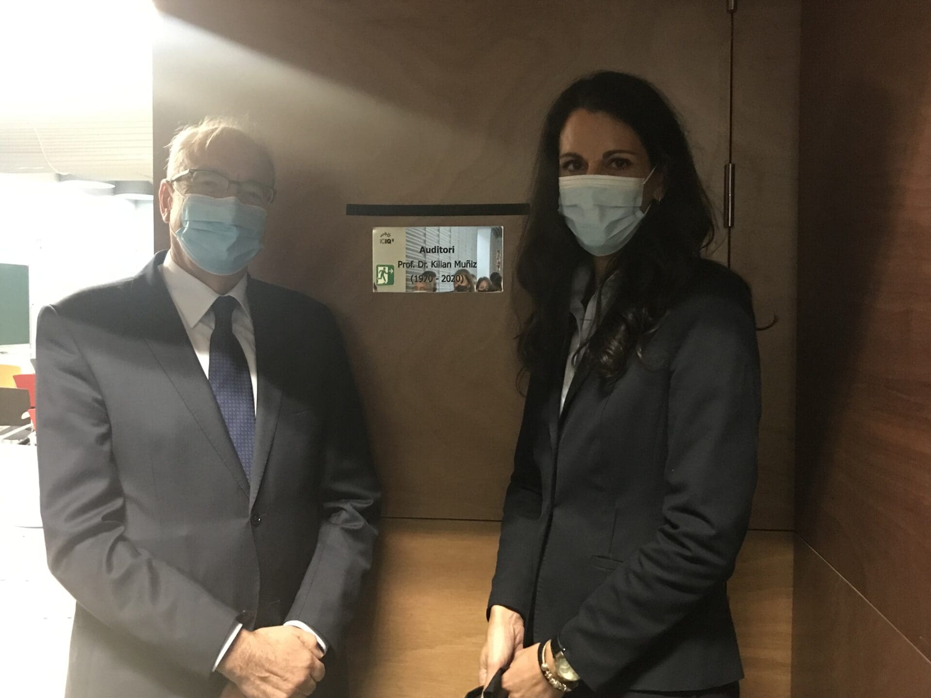 Sandra Muñiz & José Muñiz unveiling the Auditorium plaque 