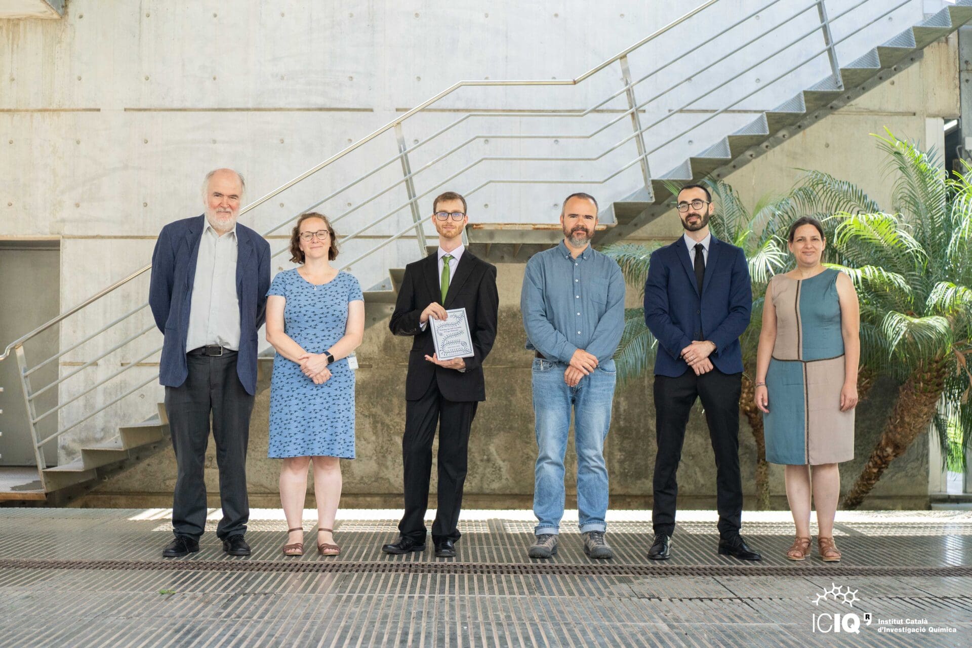 Dr. Pérez with his supervisors, Prof. Maseras and Dr. Besora and the members of the evaluation committee