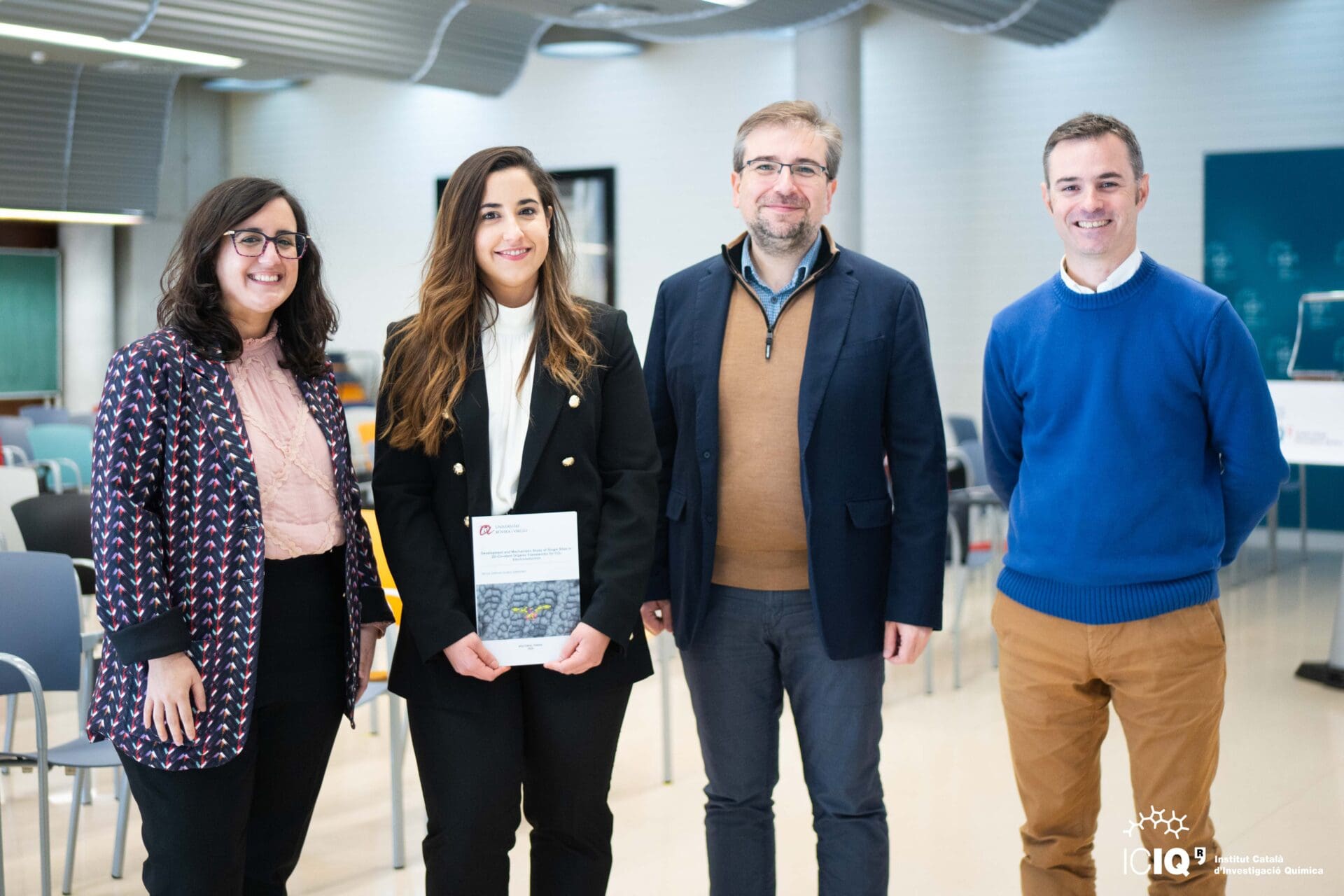 Dr. Dubed with her thesis supervisor and the members of the evaluation committee, Dr. Lledó and Dr. Escudero.