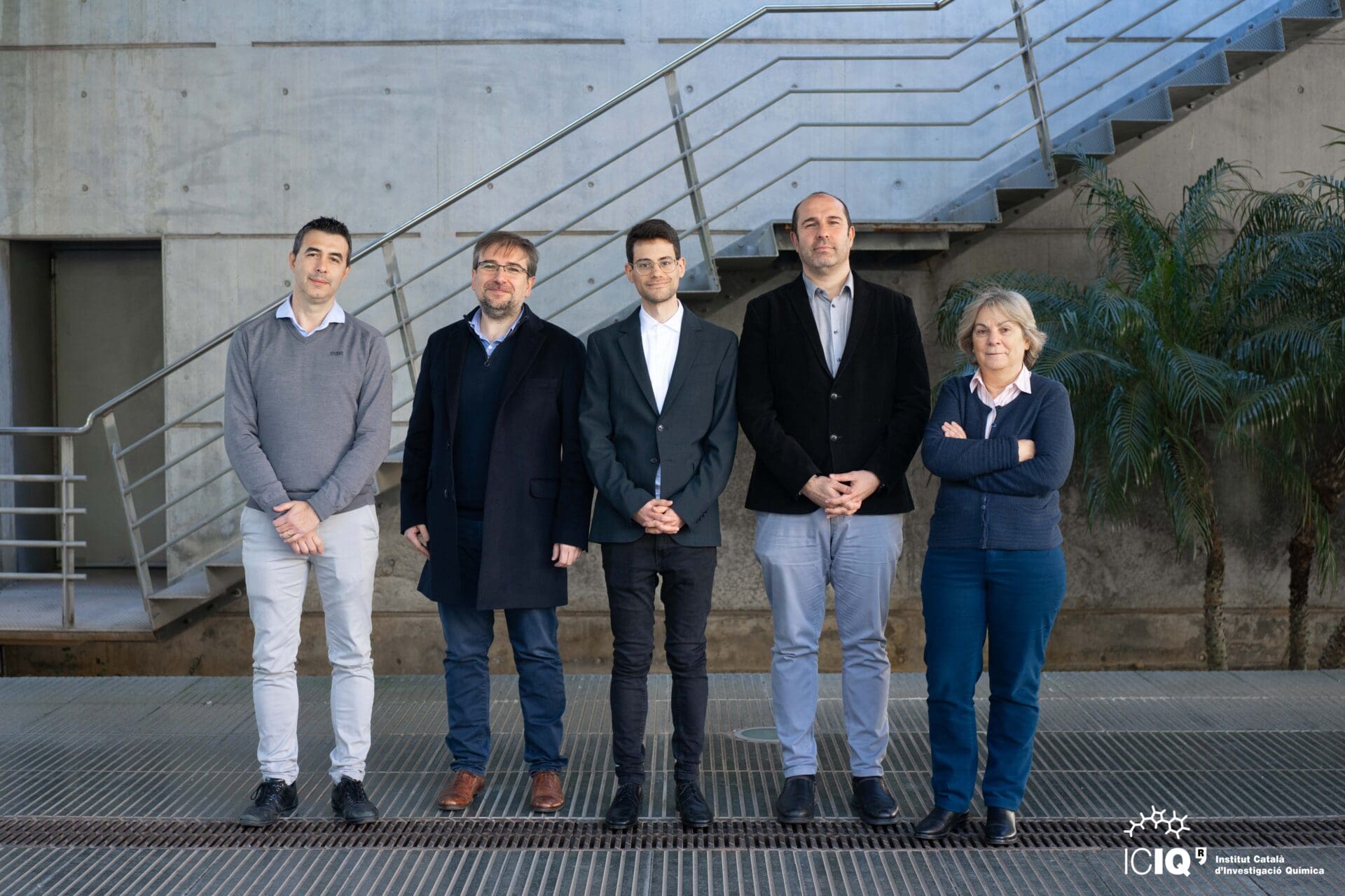 Dr. Gutiérrez with his thesis supervisor and the members of the evaluation committee.